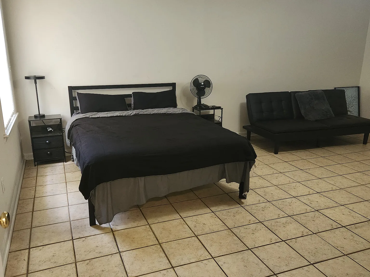 Studio, 300 sqft, $1,500 — Photo 1