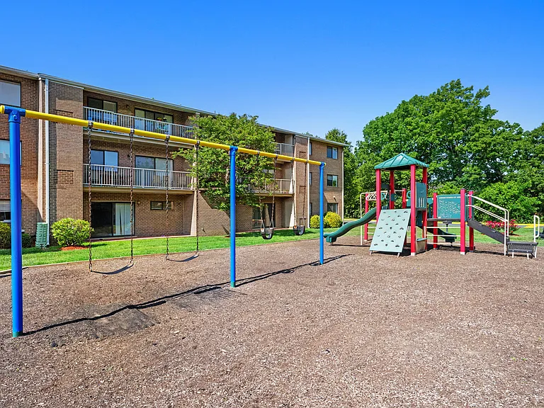 Gainsborough Court Apartments — Photo 16
