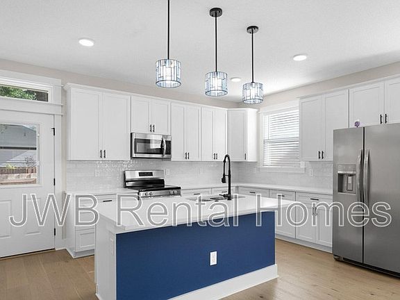 5th image of 32 E 10th St