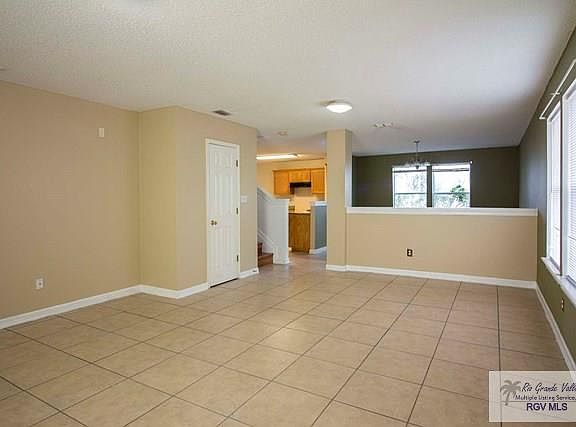 5th image of 1089 Champlain Dr