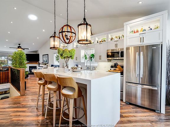 3rd image of 20 Erie Glen Cres