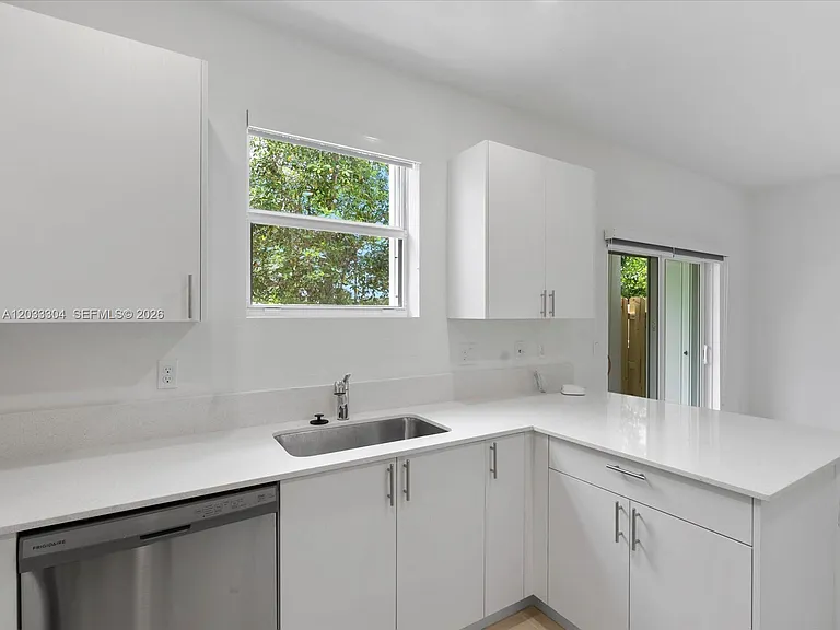 106 SW 184th Pl #106 — Photo 8