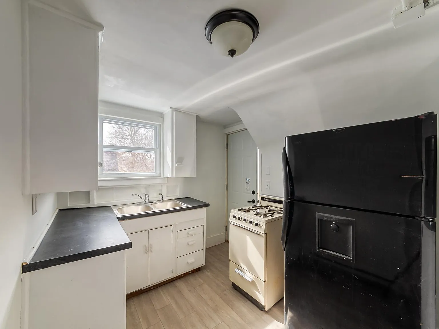 1610 S Cedar St — Photo 4
