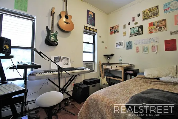 Rented by Real Street Inc | media 33