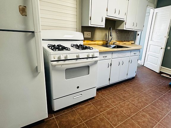 3rd image of 615 Reading Ave Floor 2