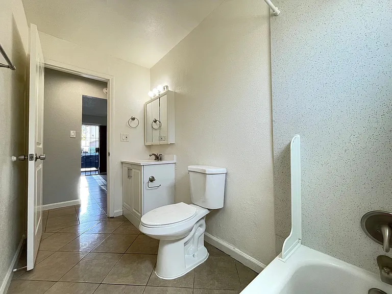 Lone Pine Apartments — Photo 15