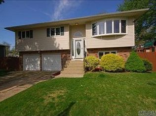 215 Oak Neck Rd, West Islip, NY 11795