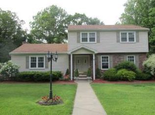 8 Maplewood Dr, Queensbury, NY 12804
