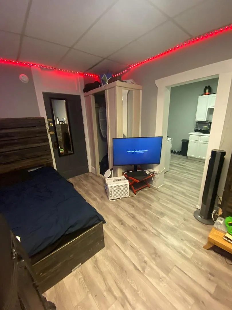 Unit Photo - 544 Broadway St S #14