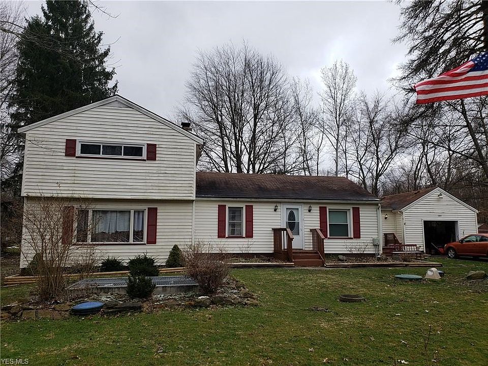 Front of house w/ one car attached garage