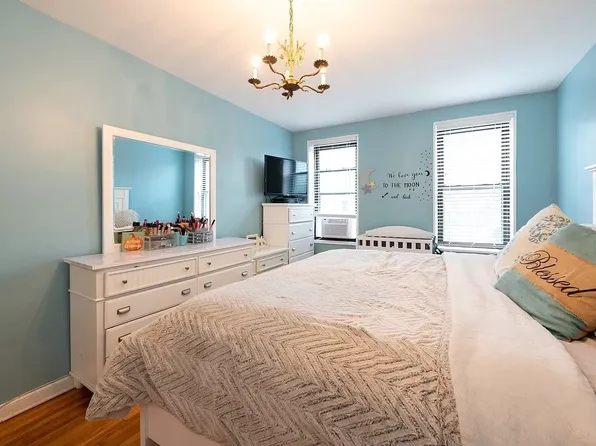 2229 Knapp Street image 5 of 31