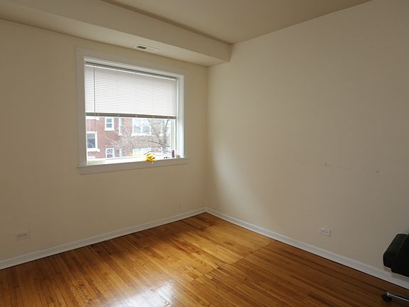 5th image of 7445 N Greenview Ave #211