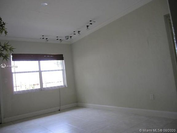 4th image of 420 NE 74th St #422