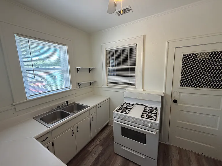 1006 E 40th St #B — Photo 14