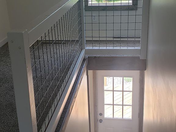 4th image of 221 Blossom Ln