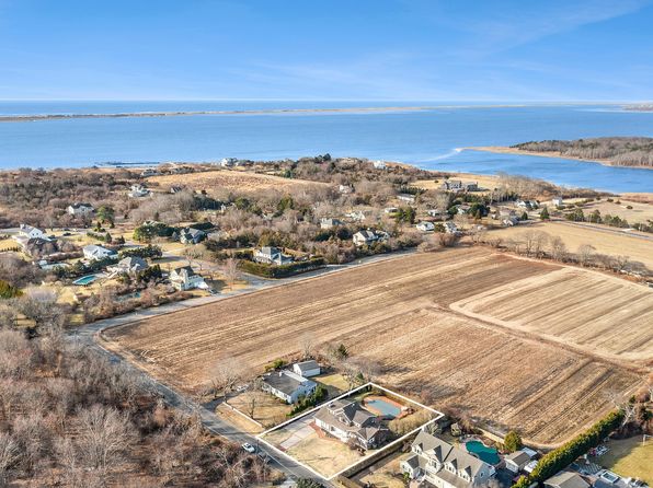 118 Paquatuck Ave, East Moriches, NY 11940