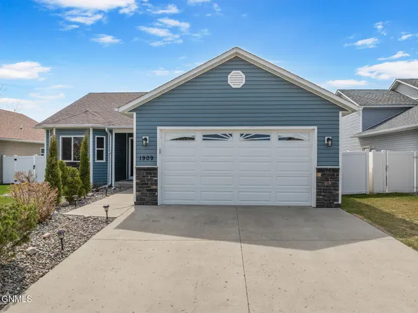 1909 Timbers St W, Williston, ND 58801