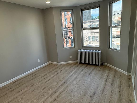 4th image of 277 Griffith St Floor 2