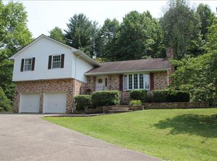 368 Teays Ln, Hurricane, WV 25526