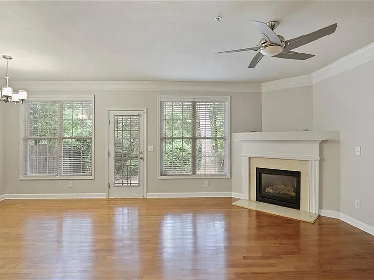 720 Surrey Park Pl SE — Photo 4