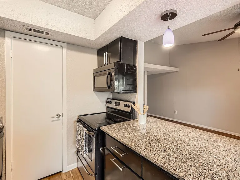 Element Austin Apartments — Photo 19