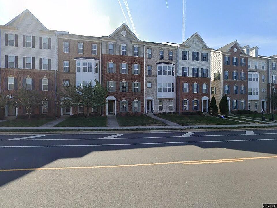 Home on the CenterGate drive, step out for a open space to walk and relax