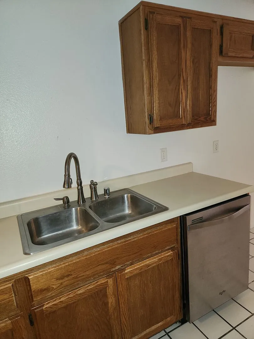 Single-Story 2 Bed, 2 Bath with 2-Car Garage in Gate Community — Photo 4
