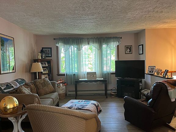 3rd image of 1052 W 20th St