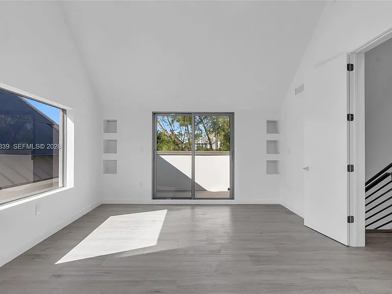 3204 Plaza St — Photo 11