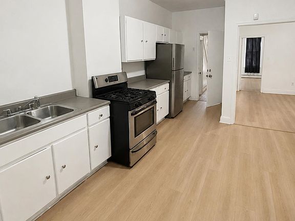 3rd image of 406 Woodlawn Ave APT 1