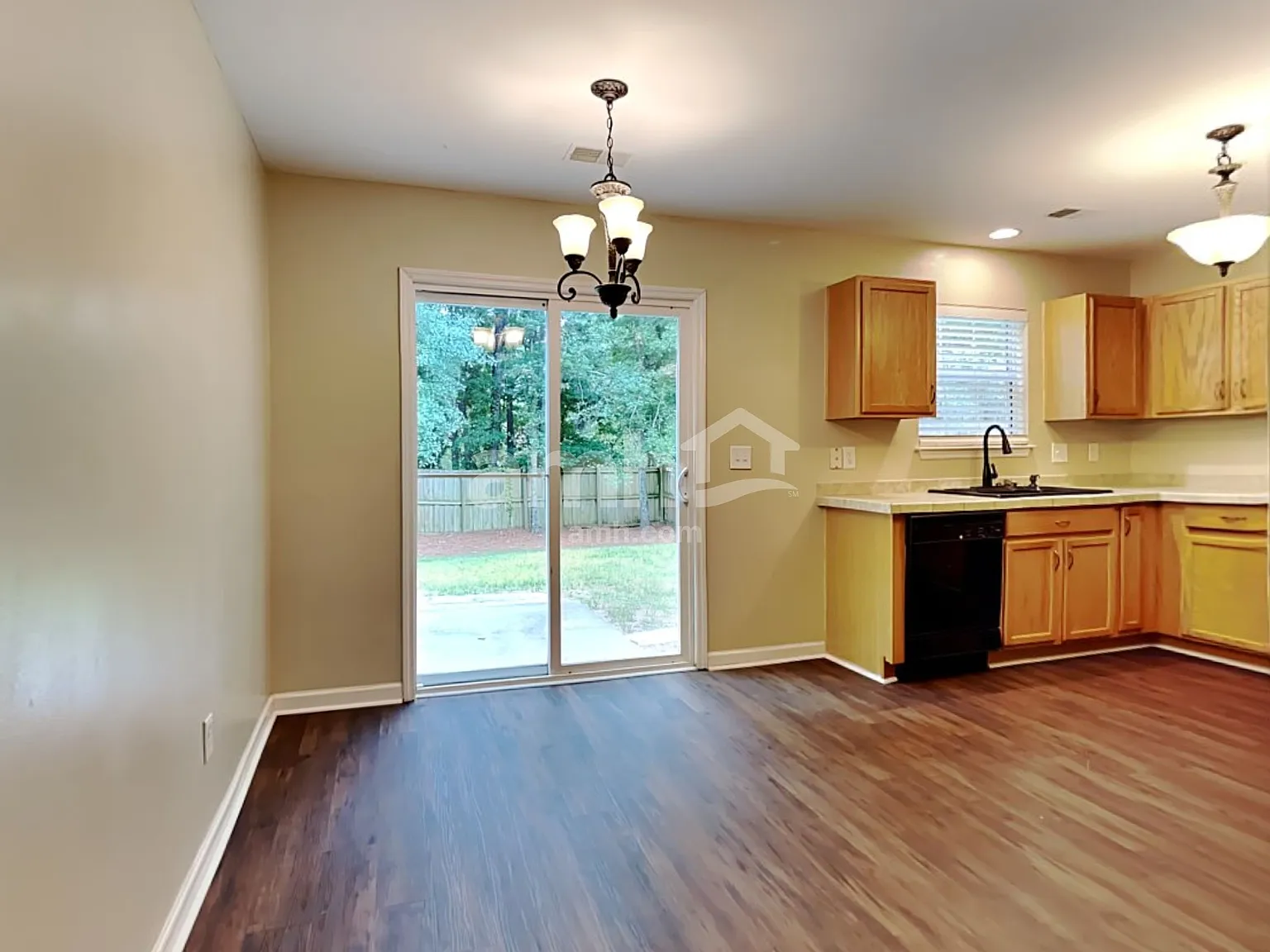 4 bed, 2.0 bath, 1600 sqft, $2,365 — Photo 4