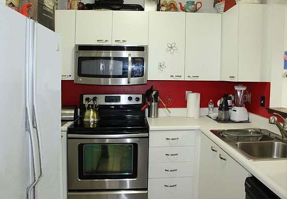 4th image of 185 Macandrews Way