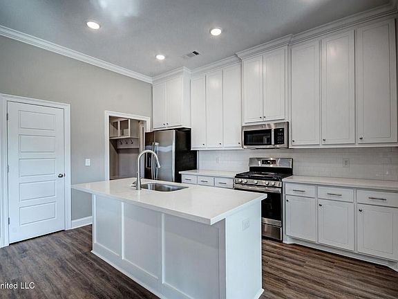 3rd image of 119 Southern Oak Way