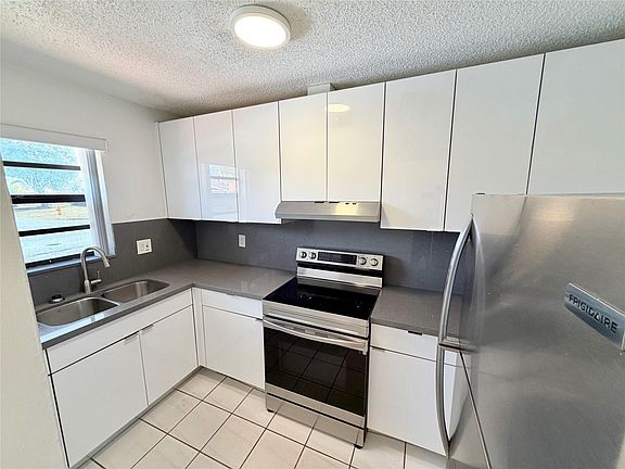 4th image of 4804 SW 145th Avenue