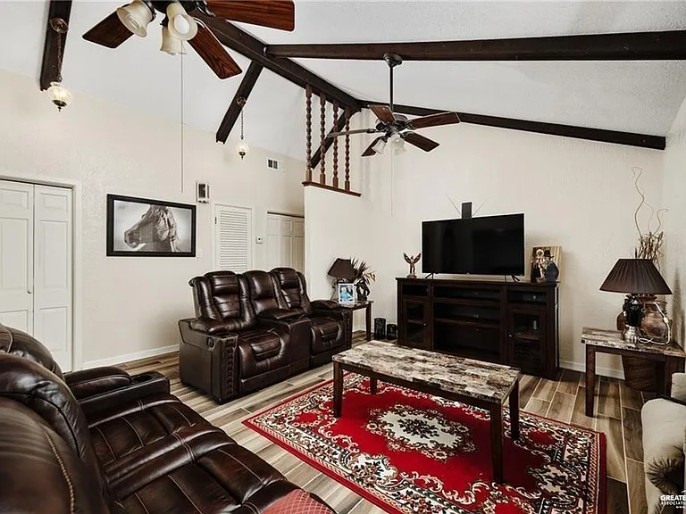 410 Stacie Ln — Photo 4