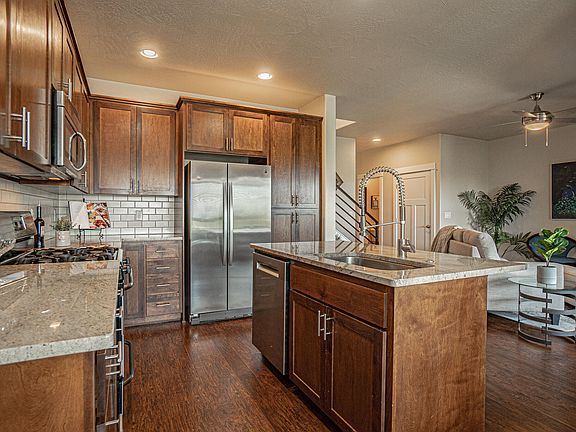 5th image of 955 Camelot Dr