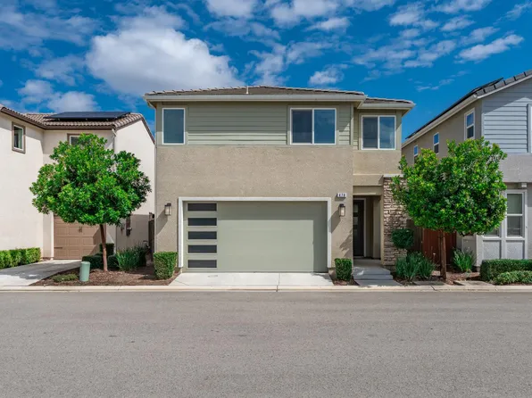479 Farmhouse Ln, Clovis, CA 93619