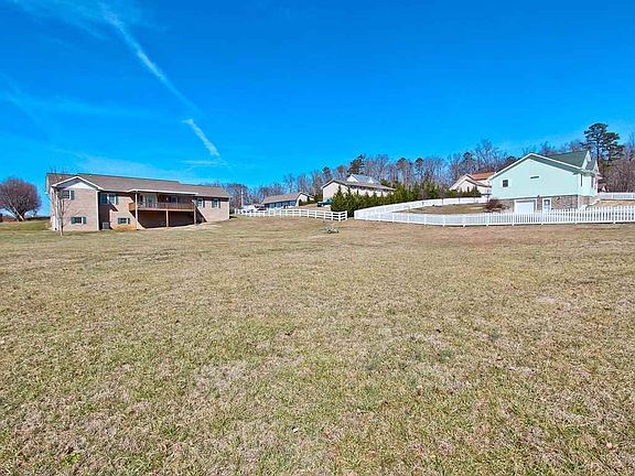 4th image of 208 Golf Club Dr