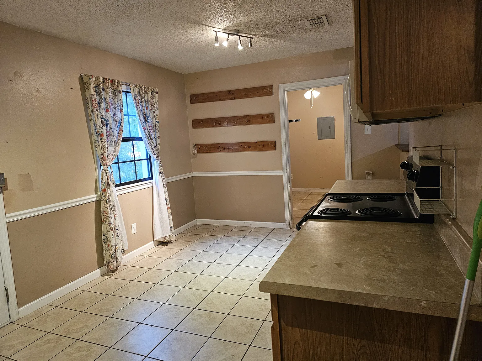 4 bed, 1172 sqft, $1,600 — Photo 2