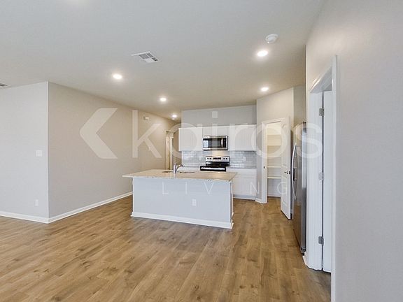 4th image of 122 Santiago Ct