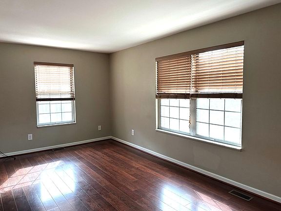 3rd image of 3456 Burbank Dr