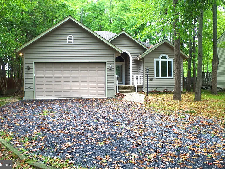 812 Petinot Pl — Photo 1