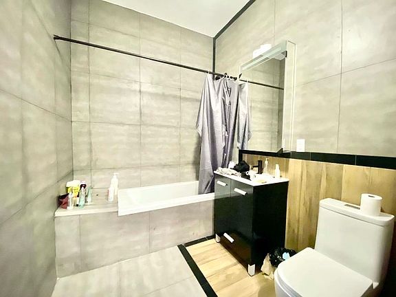 4th image of 370 Evergreen Ave #1A