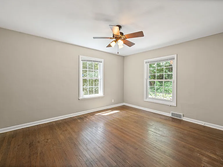 2260 N River Rd — Photo 28