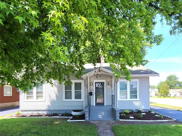 110 10th St, Wood River, IL 62095