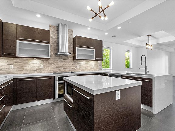 4th image of 801 SE 12th Court #801