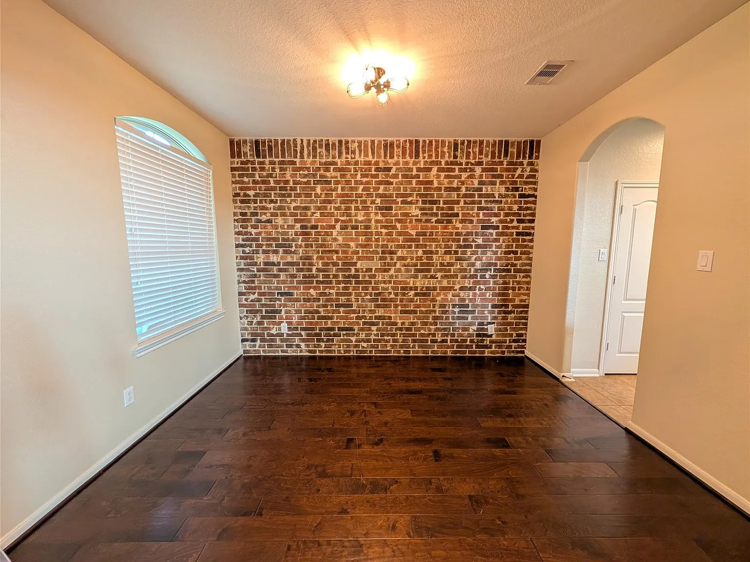 4 bed, 2.5 bath, 2680 sqft, $2,400 — Photo 4