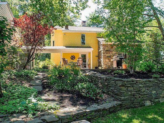 4th image of 11 Hollow Crest Ln