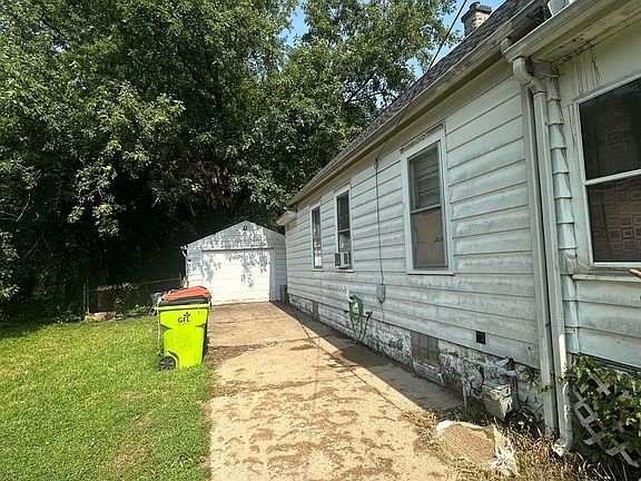 3rd image of 521 NE Rock Island Ave