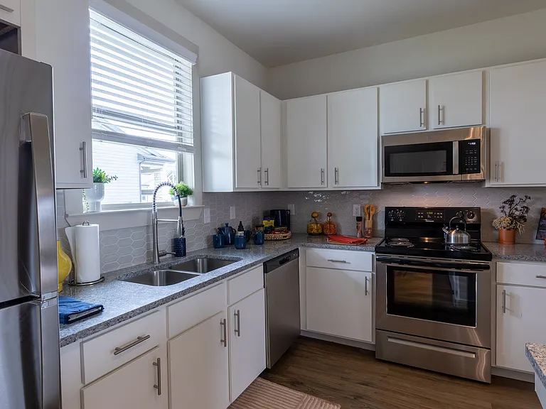 Home at Waller — Photo 12